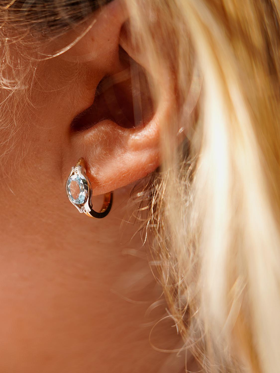 Damencreolen aus echtem Gelbgold & Weißgold mit Blautopas Edelsteinen an Damenohr - Athene | Skintype