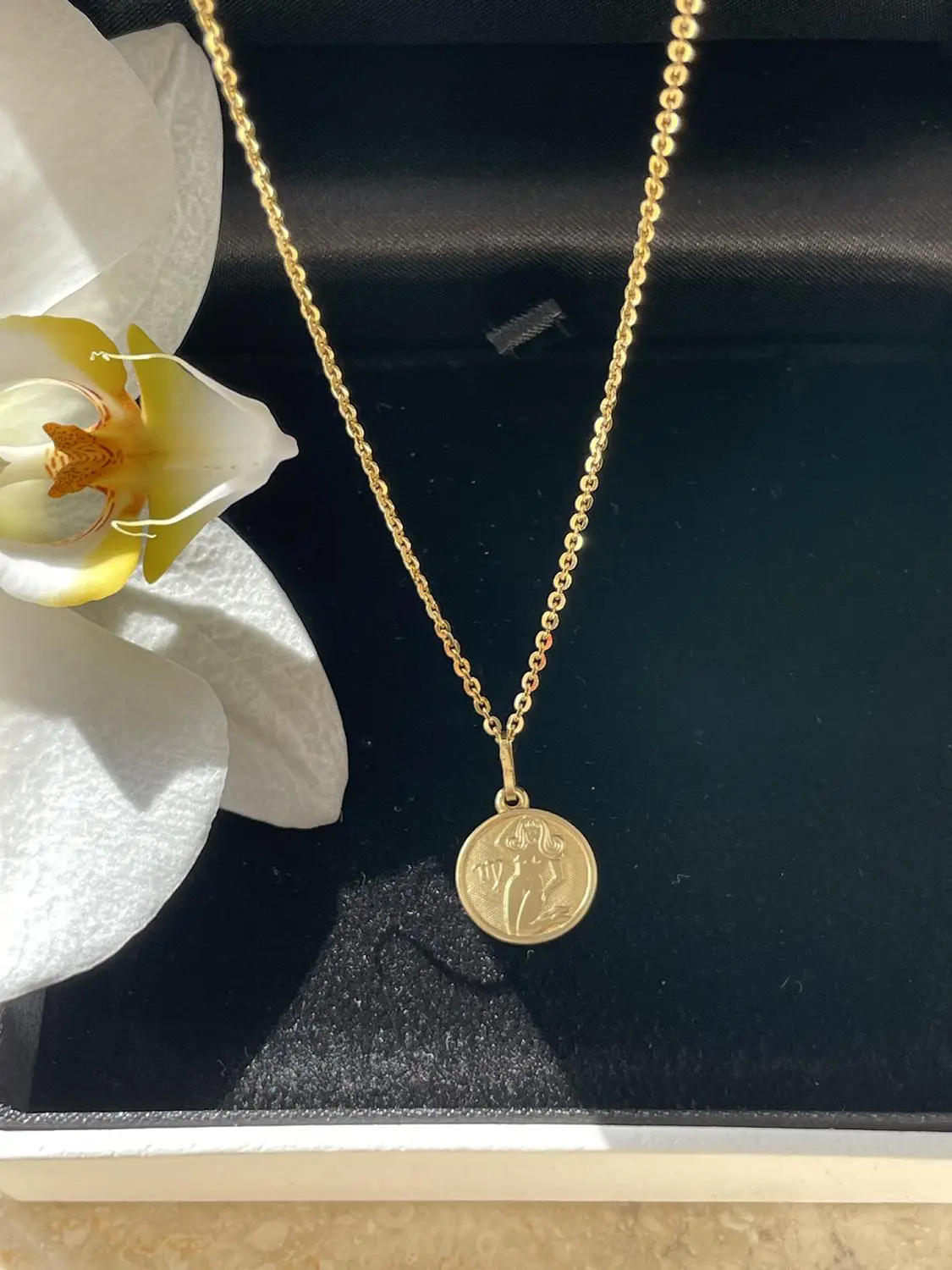 Unisexanhänger aus echtem Gelbgold Sternezeichen Jungfrau an Damendekollete - Zodiac Round | Skintype