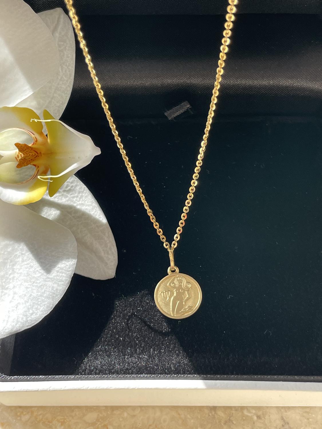 Unisexanhänger aus echtem Gelbgold Sternezeichen Jungfrau an Damendekollete - Zodiac Round | Skintype