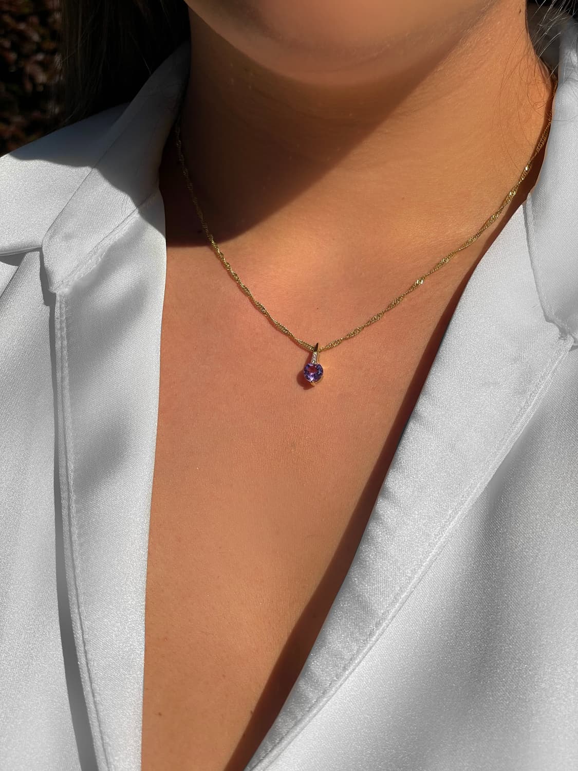 Damenanhänger aus echtem Gelbgold mit Amethyst Edelsteinen am Damendekollete - Kaydence | Skintype