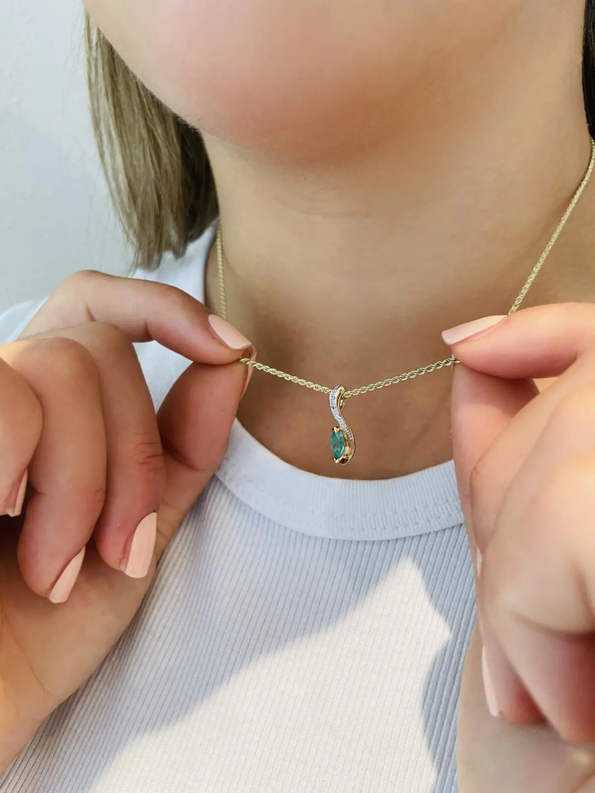 Eunundi | Anhänger aus echtem Gelbgold mit Smaragd & Diamant | Ansicht 3