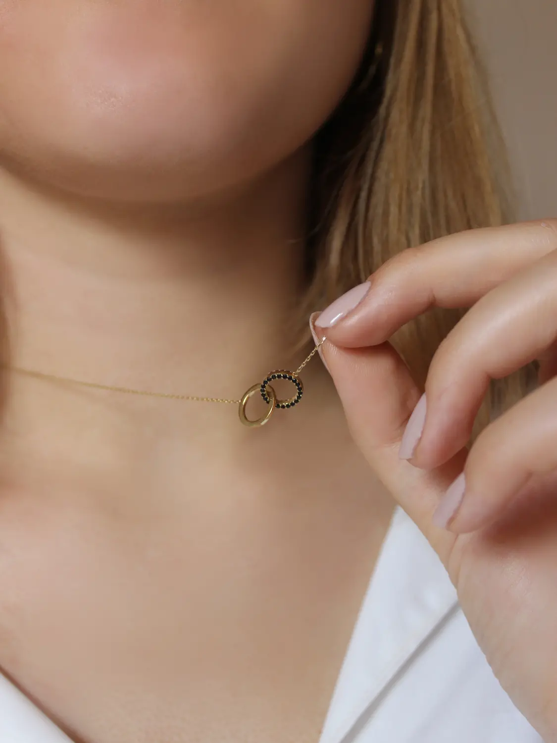 Halskette aus echtem Gelbgold mit weißen Zirkonia an Damendekollete - Dajana | Skintype