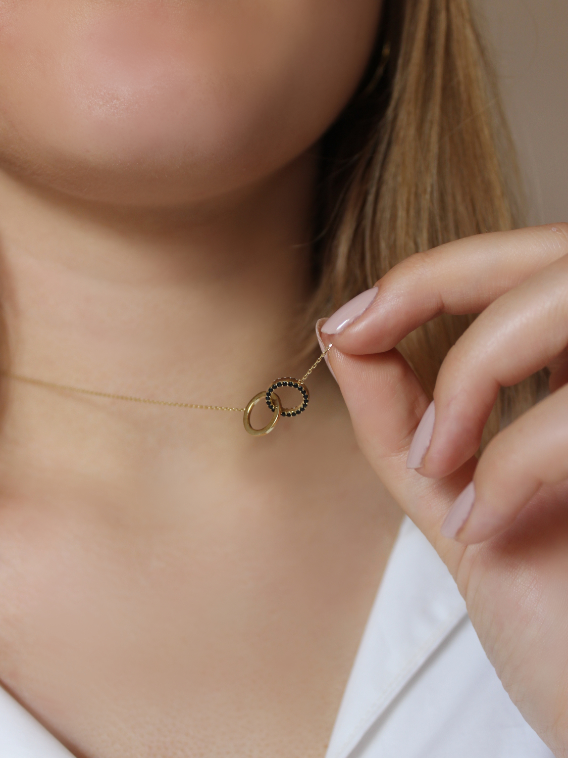 Halskette aus echtem Gelbgold mit weißen Zirkonia an Damendekollete - Dajana | Skintype