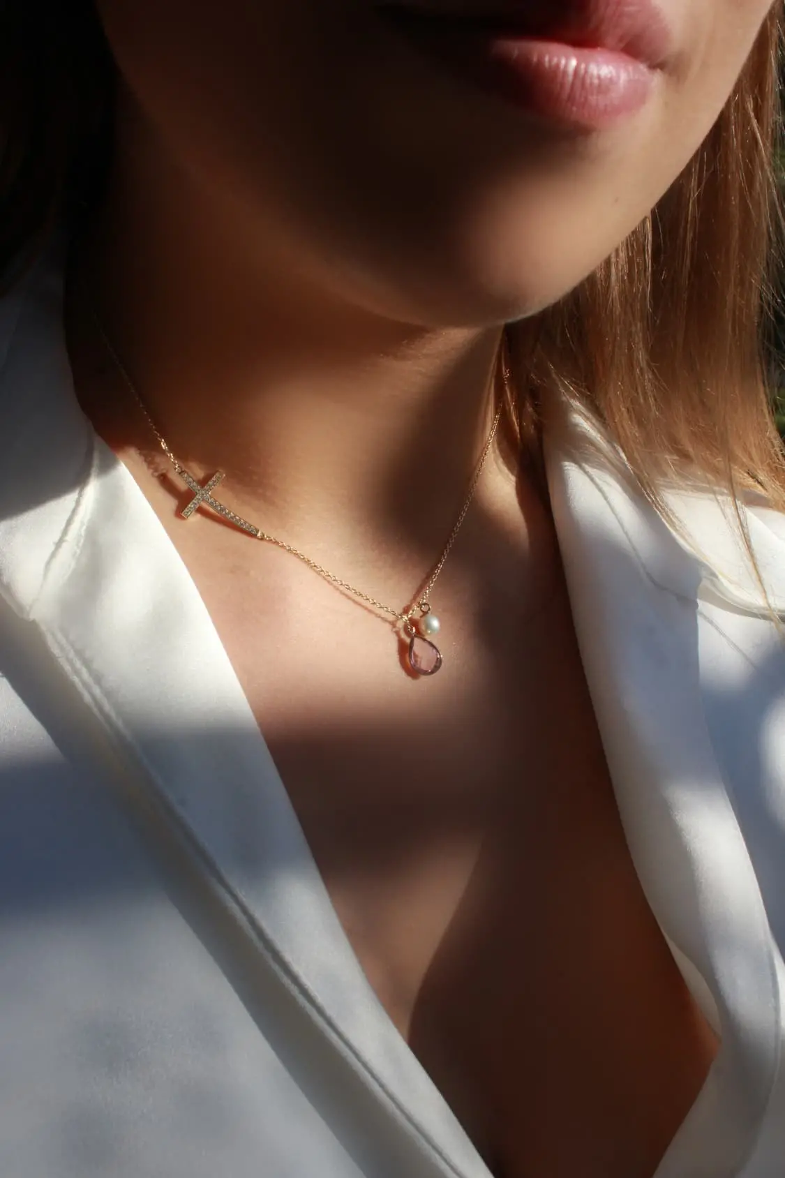 Damenhalskette aus echtem Gelbgold mit Zirkonia & Amethyst Edelstein an Damendekollete - Daisy | Skintype