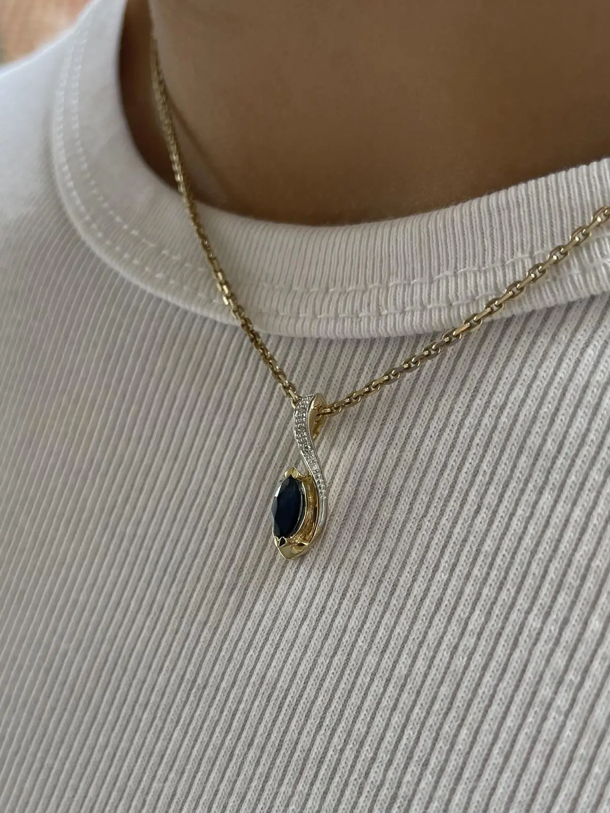 Eunundi | Anhänger aus echtem Gelbgold mit Saphir & Diamant | Ansicht 2 Eunundi | Anhänger aus echtem Gelbgold mit Saphir & Diamant | Ansicht 2