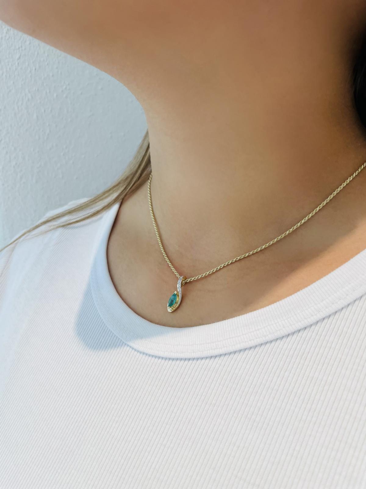 Eunundi | Anhänger aus echtem Gelbgold mit Smaragd & Diamant | Ansicht 2