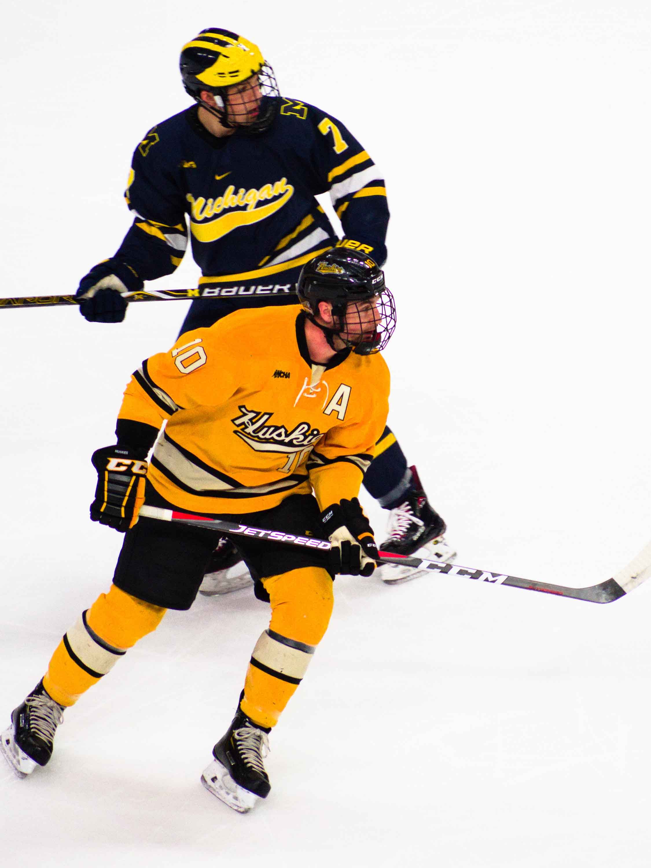 Eishockeyspieler auf der Eisfläche - Momente des Schenkens | Emotionsbild