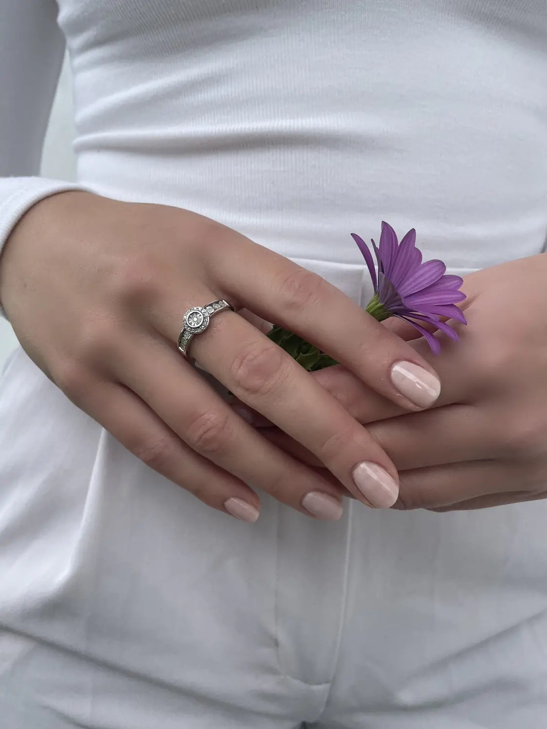 Ring aus echtem Weißgold mit Diamant an Damenhand - Jana | Skintype