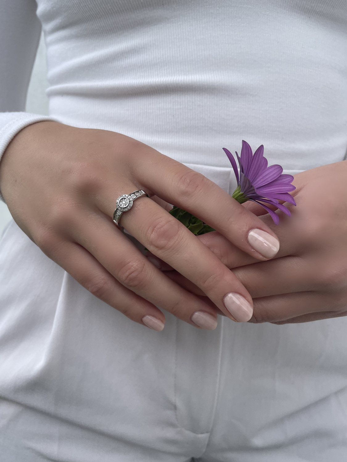 Ring aus echtem Weißgold mit Diamant an Damenhand - Jana | Skintype