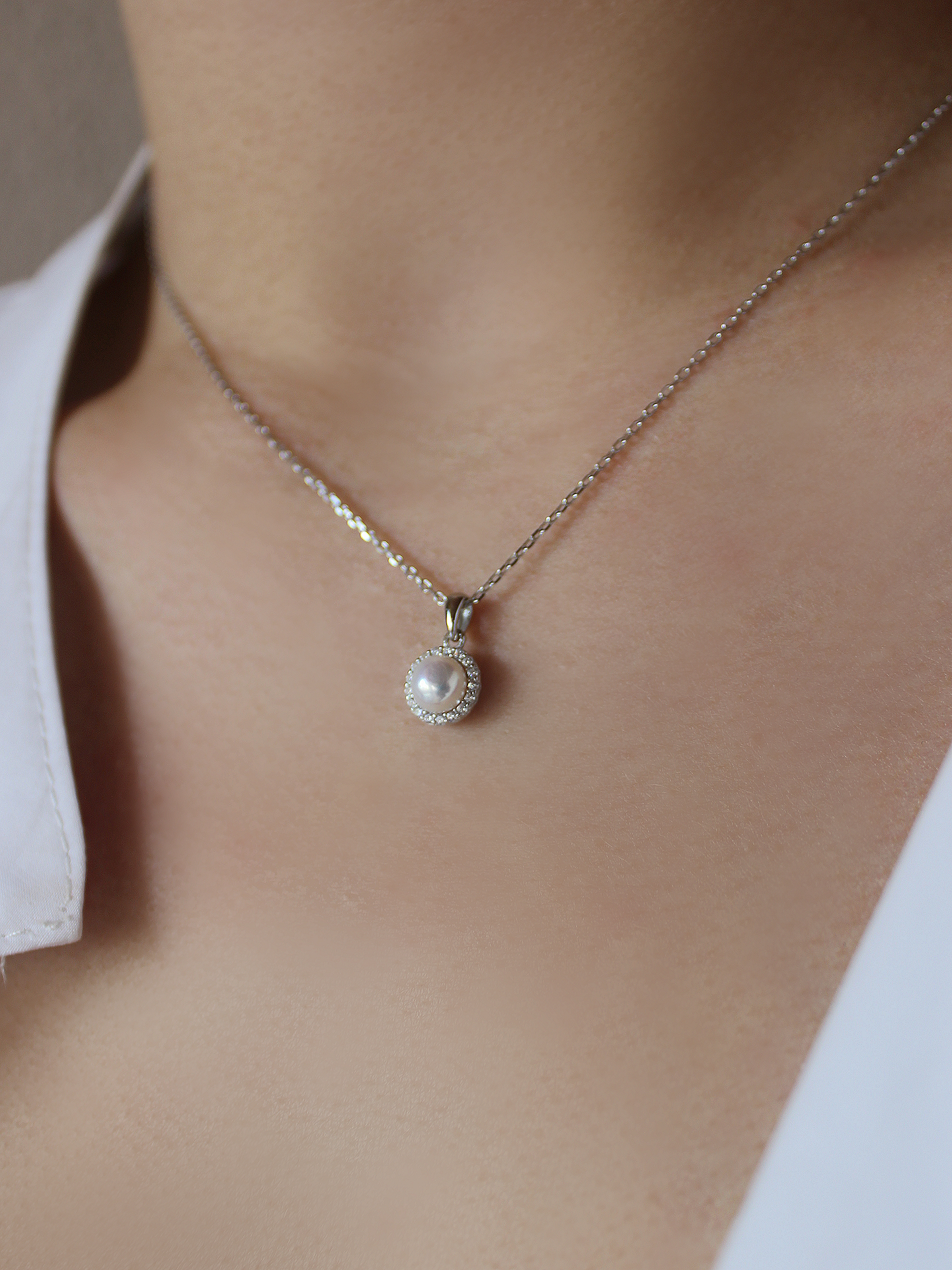 Halskette mit Anhänger aus echtem Sterlingsilber mit Süßwasserperle an Damendekollete - Alessa | Skintype