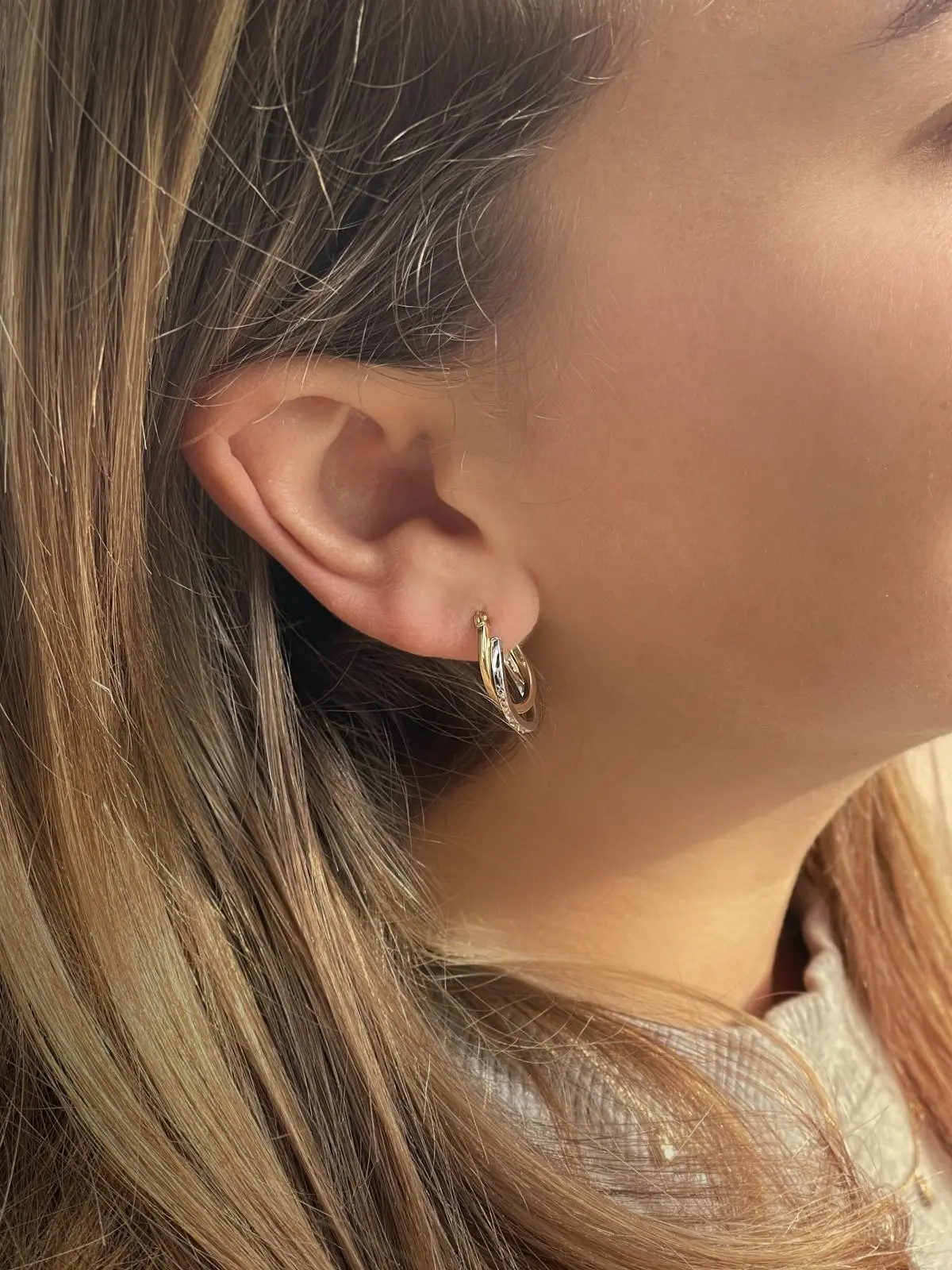Damencreolen aus echtem Gelbgold & Weißgold mit Diamantierung am Damenohr - Fairy Moon | Skintype