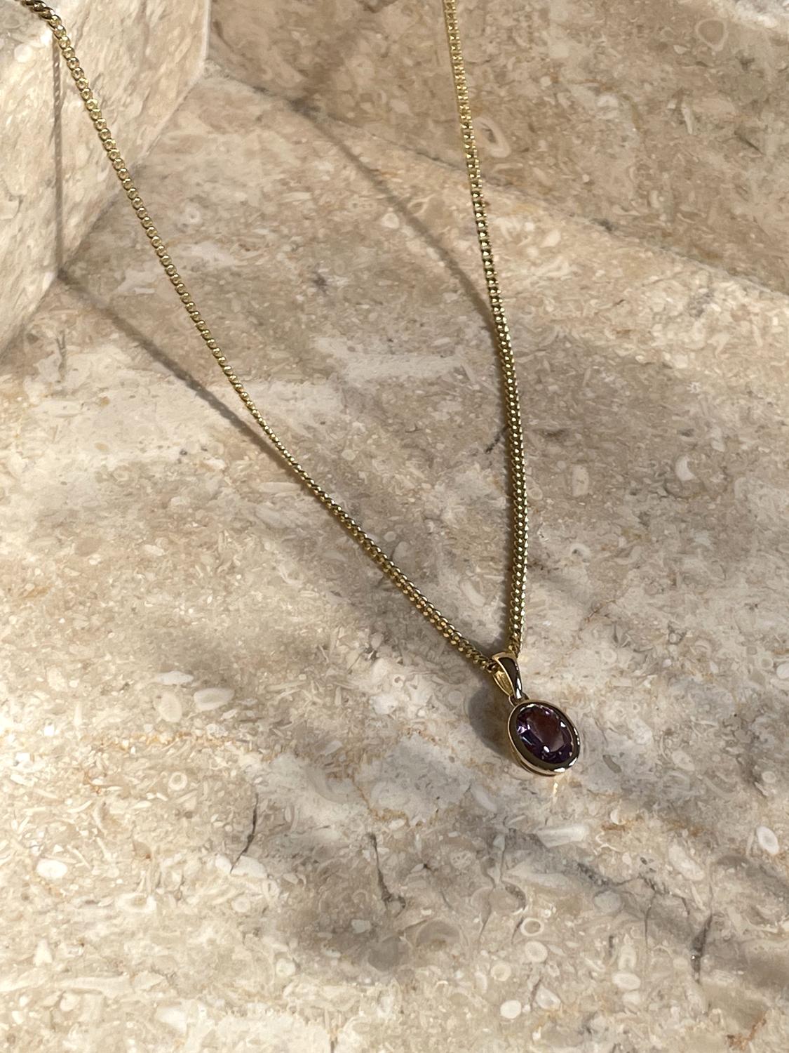 Anhänger für Damen aus echtem Gelbgold mit Amethyst Edelstein auf Steinuntergrund - Bianca | Stilleben