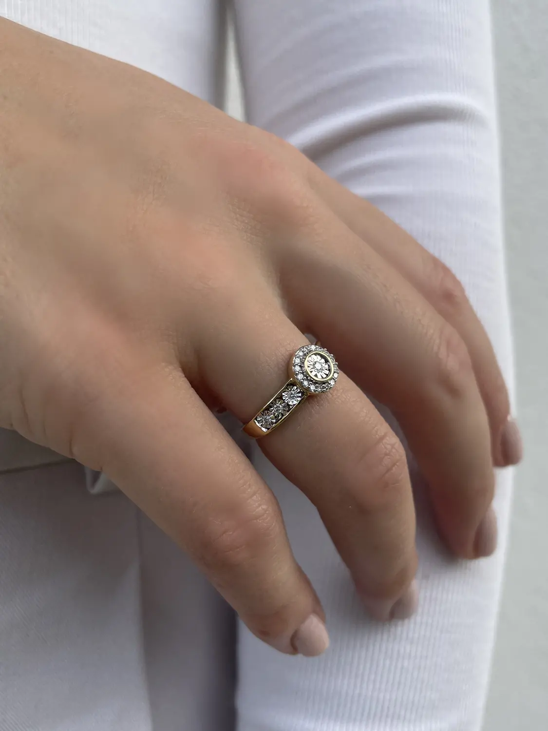 Ring aus echtem Gelbgold mit Diamant an Damenhand - Jana | Skintype