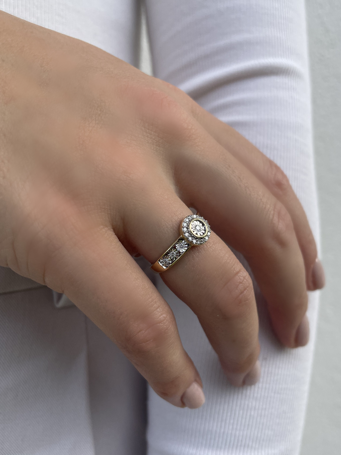 Ring aus echtem Gelbgold mit Diamant an Damenhand - Jana | Skintype
