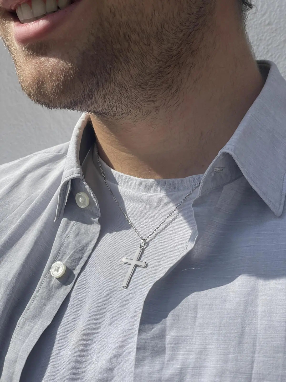 Kreuzanhänger für Damen & Herren aus echtem Sterlingsilber an Herrendekollete - Hoss | Skintype