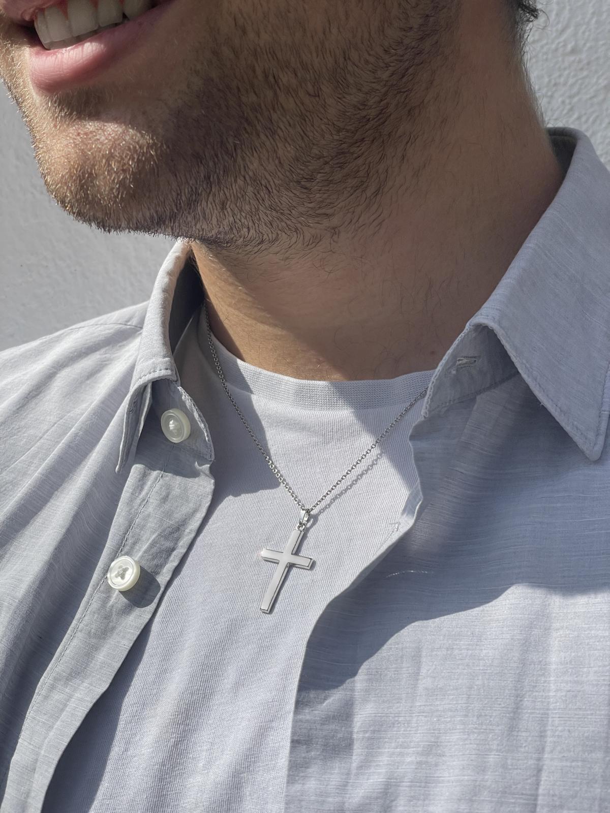 Kreuzanhänger für Damen & Herren aus echtem Sterlingsilber an Herrendekollete - Hoss | Skintype
