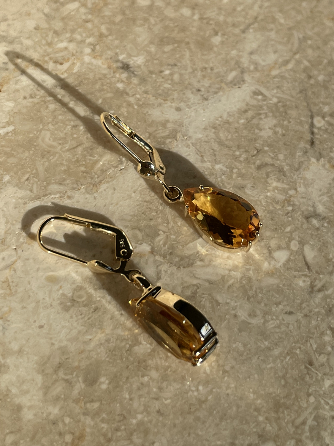 Damenohrringe aus echtem Gelbgold mit Citrin Edelstein auf Marmor - Ajanta | Stilleben