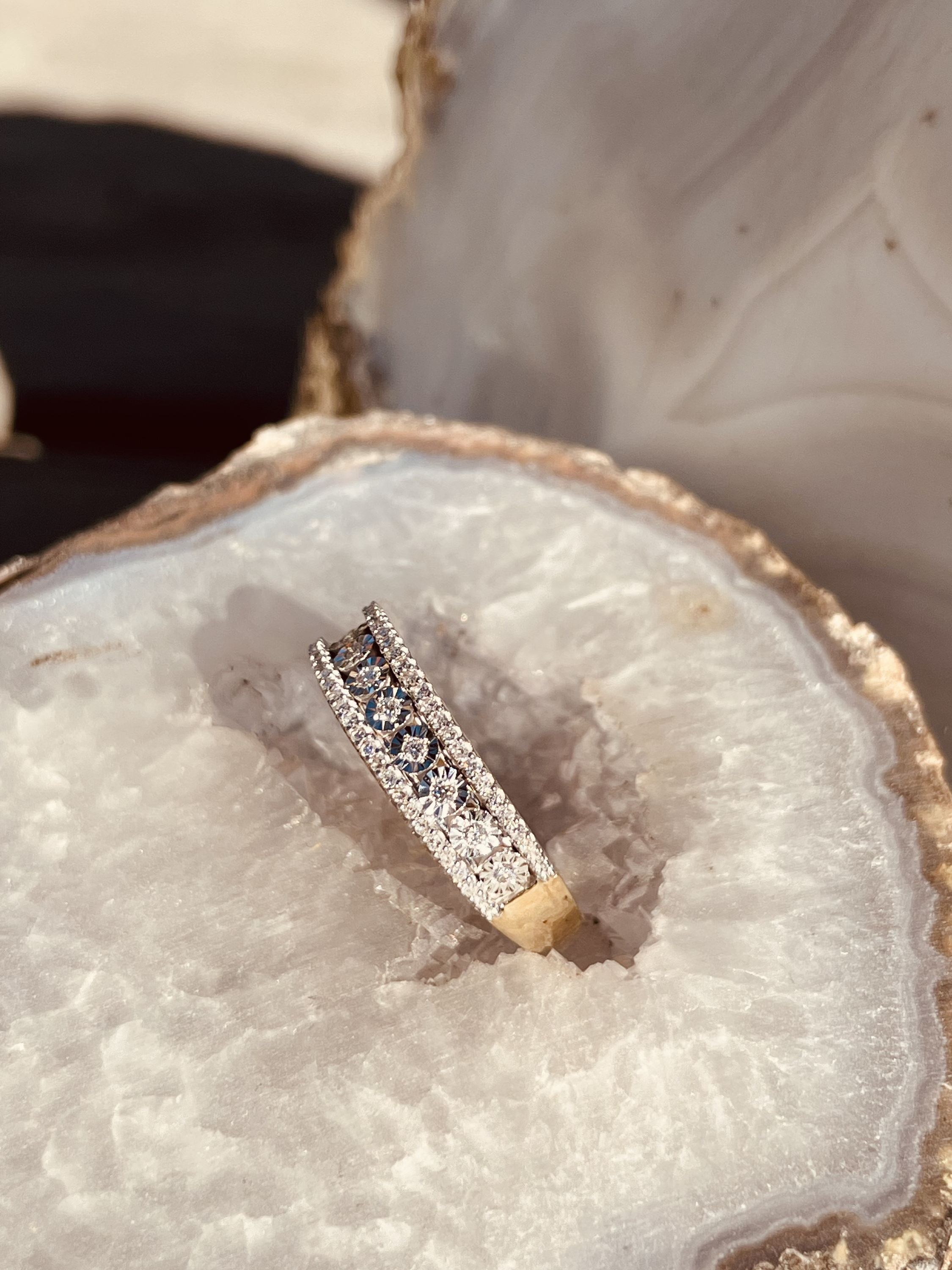 Damenring aus echtem Gelbgold mit Diamanten auf Marmor - Our Diana | Stilleben