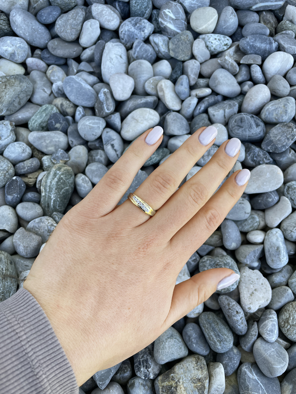 Damenring aus echtem Gelbgold mit Zirkonia an Damenhand - Le Loiret | Skintype