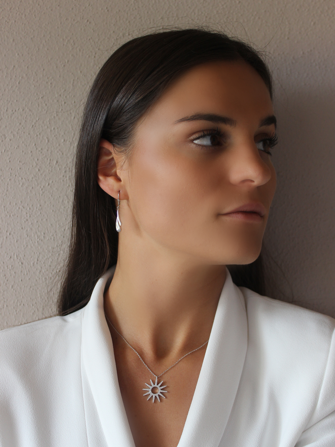 Halskette aus echtem Sterlingsilber mit weißen Zirkonia am Damendekollete - Luzzi | Skintype