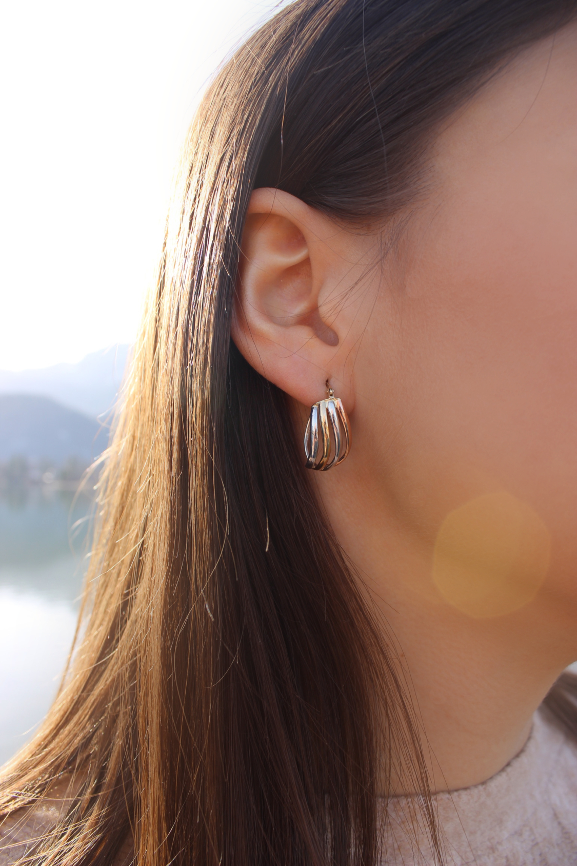 Damenohrringe aus echtem Gelbgold & Weißgold & Roségold an Damenohr - Mercier | Skintype