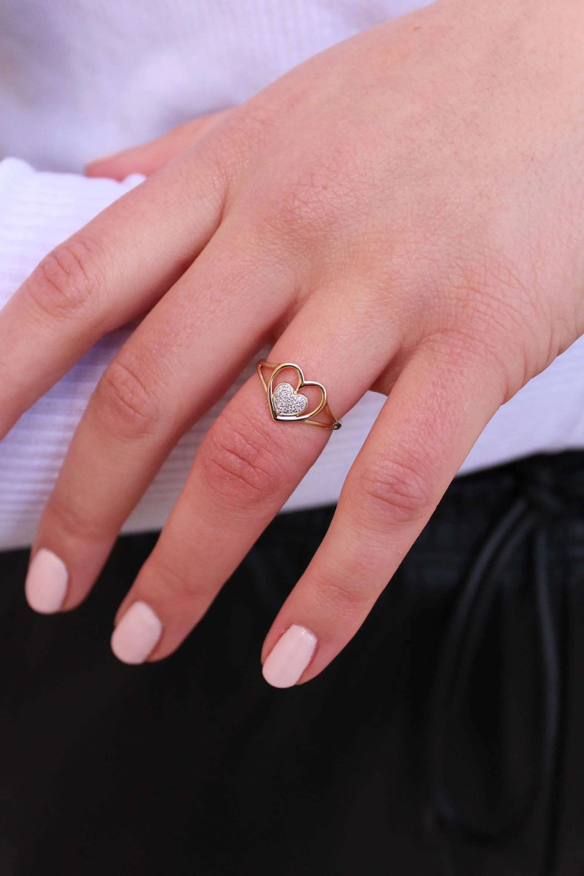 Damenring aus echtem Gelbgold mit Diamant an Damenhand - Madia | Skintype