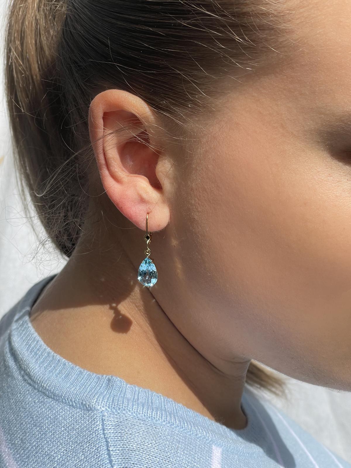 Damenanhänger aus echtem Gelbgold mit Blautopas Edelstein an Damenohr - Ajanta | Skintype 