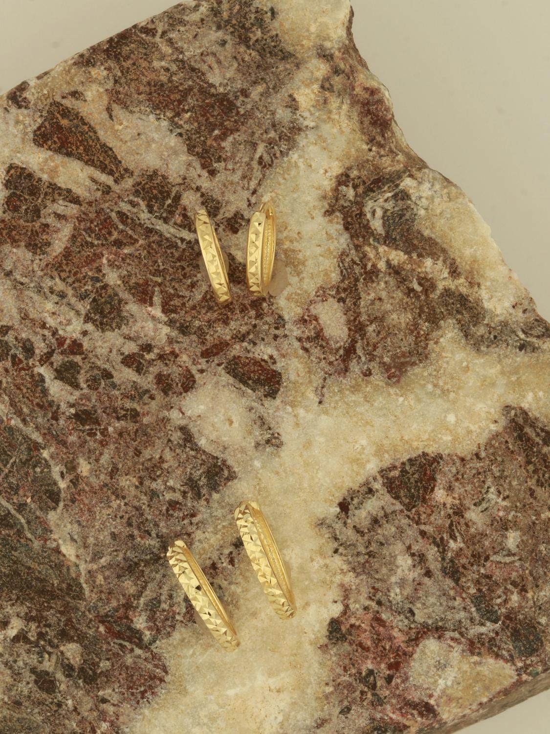 Damencreolen aus echtem Gelbgold mit Diamantierung auf Steinplatte - Micaela | Stilleben