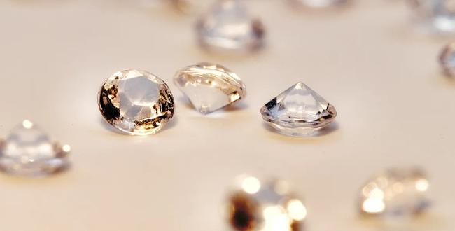 Viele Diamanten liegen auf glatter Oberfläche
