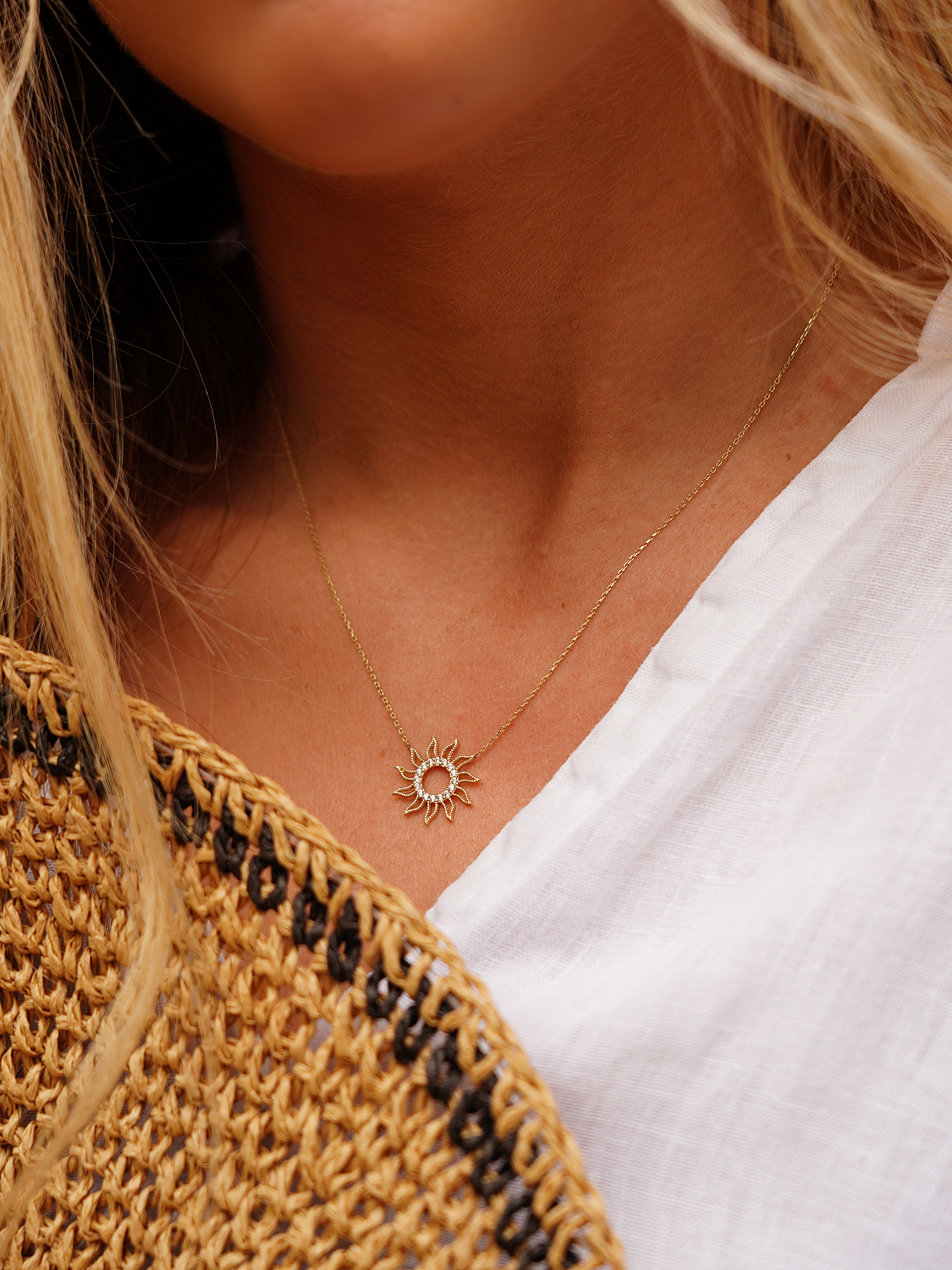 Halskette mit Anhänger aus echtem Gelbgold mit weißen Zirkonia an Damendekollete - Twinkle | Skintype
