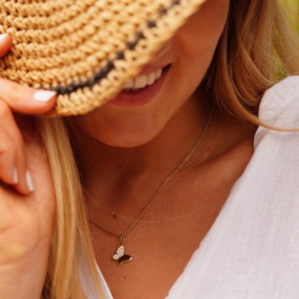 Damen Goldkette Halskette am Hals - Frau mit Hut lächelt