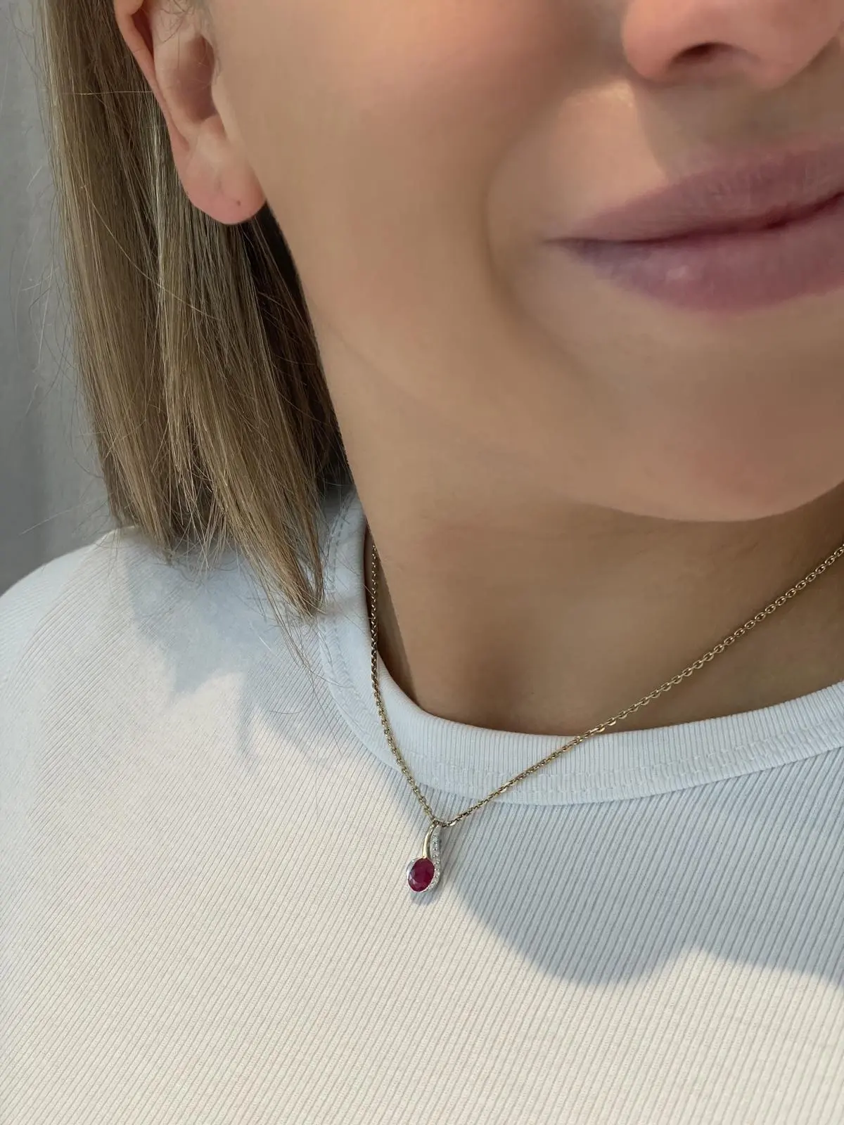 Maia | Anhänger aus echtem Gelbgold mit Rubin & Zirkonia | Ansicht 4