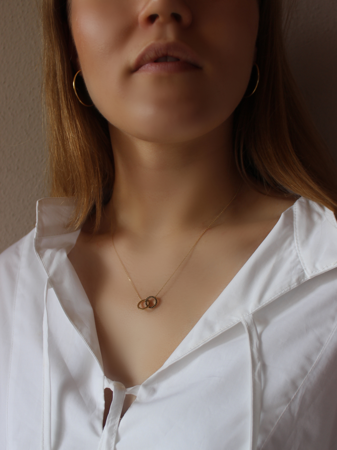 Halskette aus echtem Gelbgold mit weißen Zirkonia an Damendekollete - Dajana | Skintype