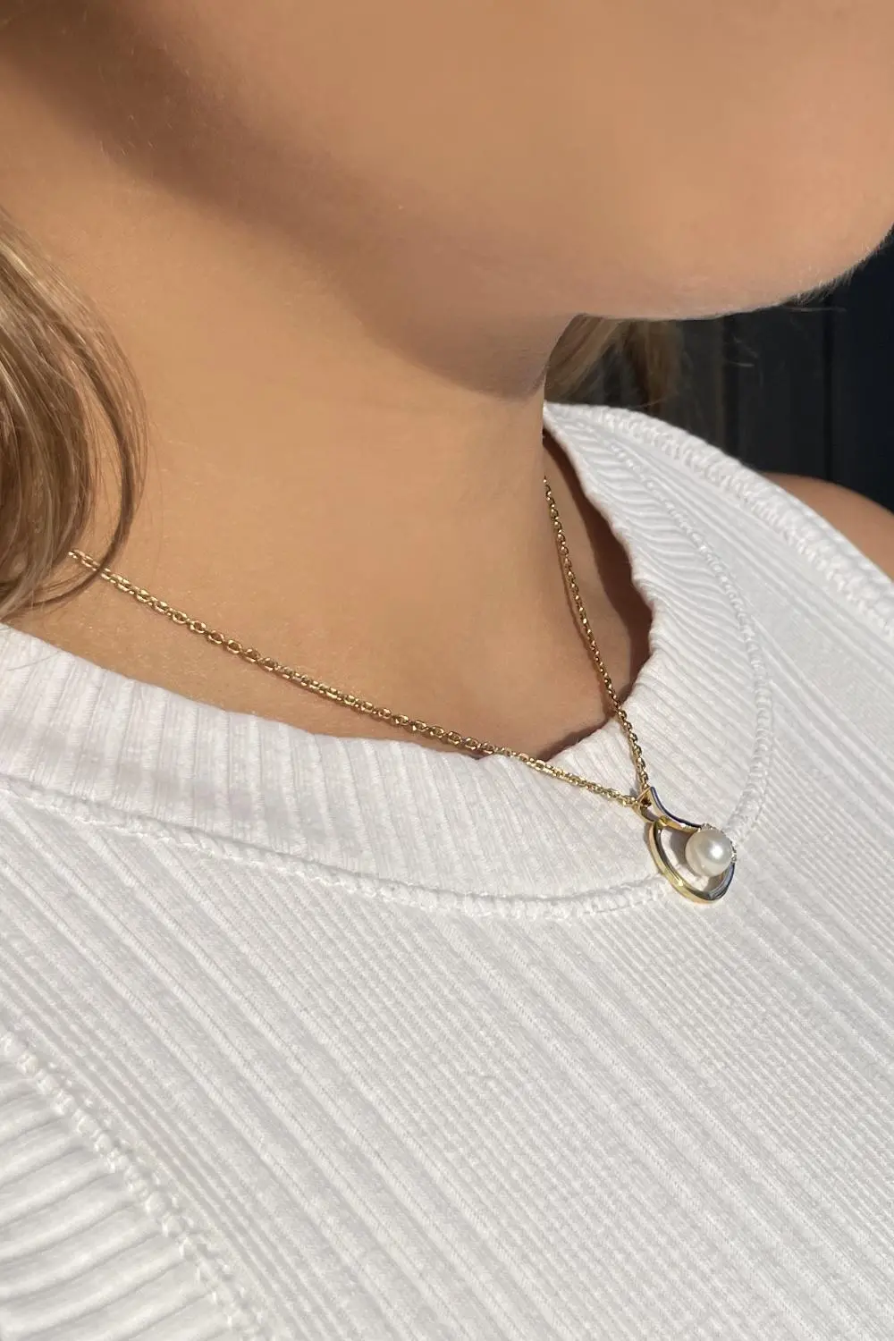 Damenanhänger aus echtem Gelbgold mit Zirkonia & Süßwasserperle an Damendekolleté - Paulina | Skintype