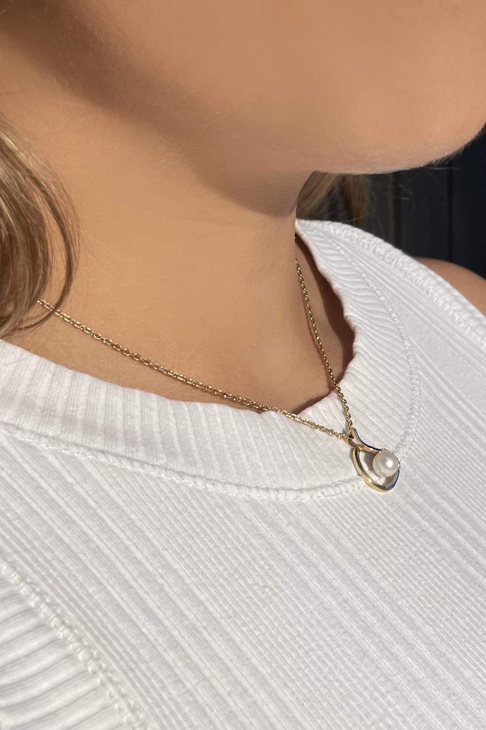 Damenanhänger aus echtem Gelbgold mit Zirkonia & Süßwasserperle an Damendekolleté - Paulina | Skintype
