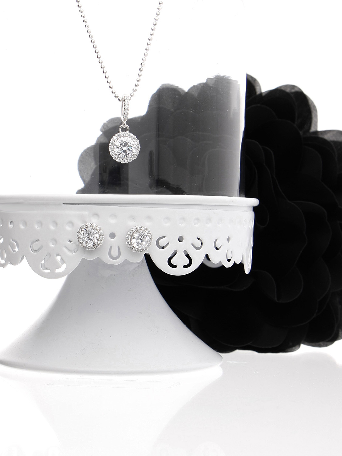 Schmuckset bestehend aus Halskette mit Anhänger und Ohrringen aus echtem Sterlingsilber mit weißen Zirkonia - Amazone | Stilleben