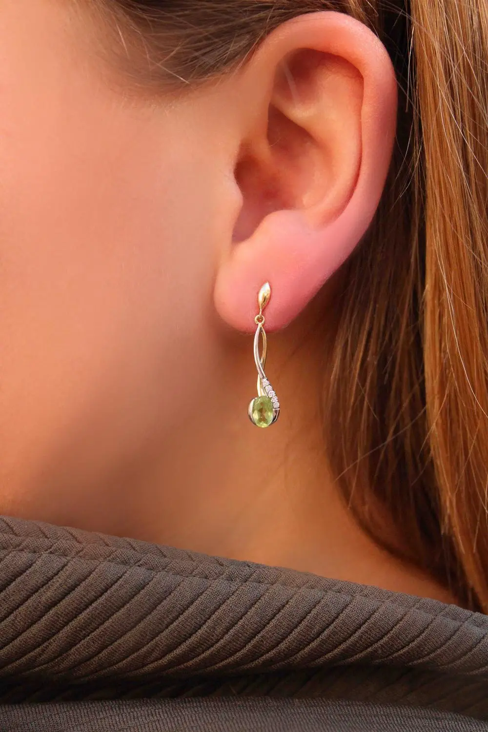 Damenohrringe aus echtem Gelbgold mit Peridot Edelstein an Damenohr - Maia | Skintype