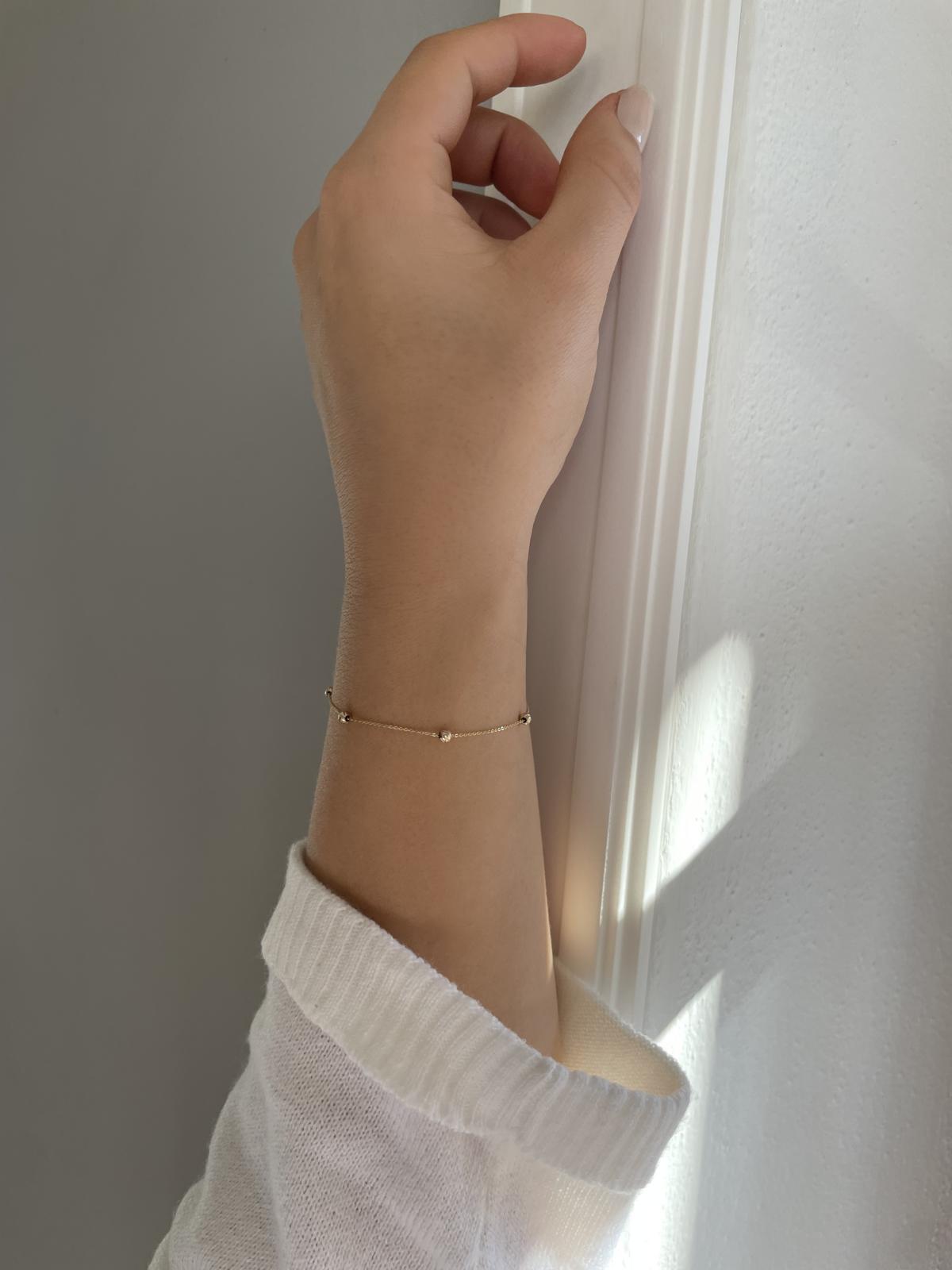 Armkette aus echtem Gelbgold an Damenhand - Rubia | Skintype