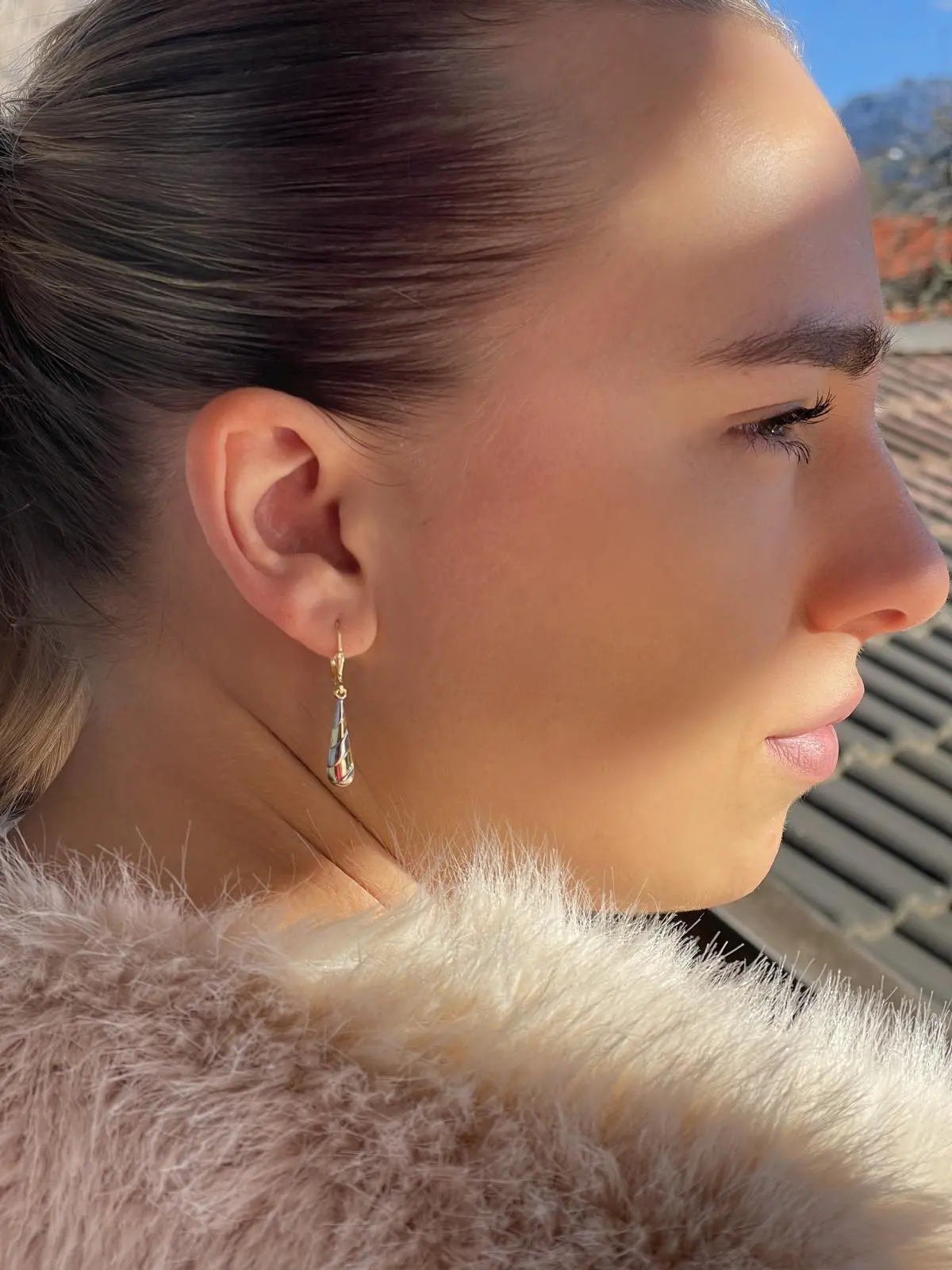 Damenohrringe aus echtem Gelbgold & Weißgold an Damenohr - Kelly | Skintype