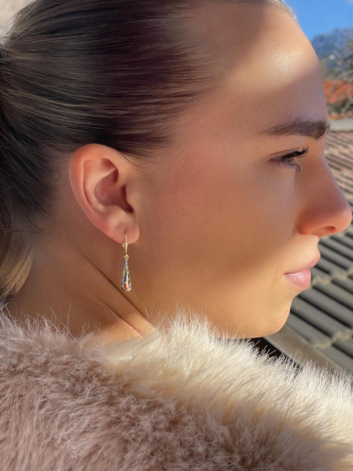 Damenohrringe aus echtem Gelbgold & Weißgold an Damenohr - Kelly | Skintype
