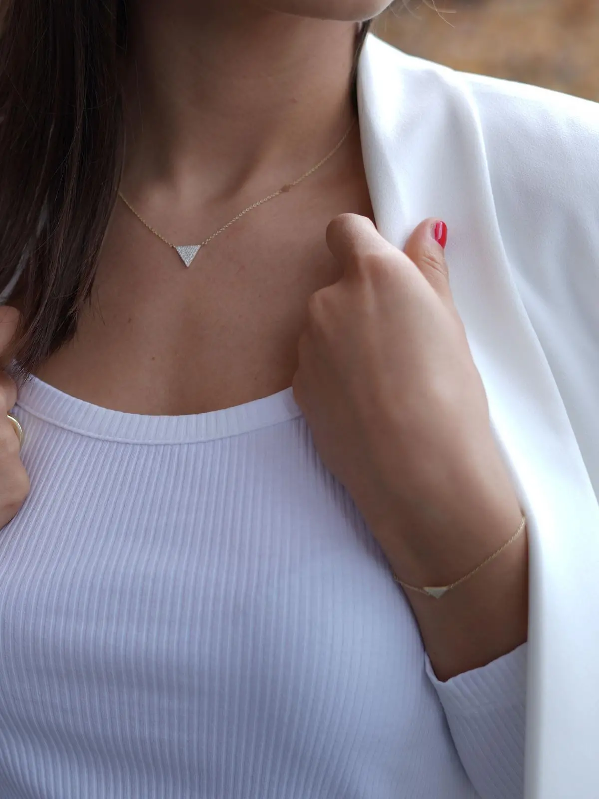 Halskette mit Anhänger aus echtem Gelbgold mit Zirkonia an Damendekollete - Amelie | Skintype