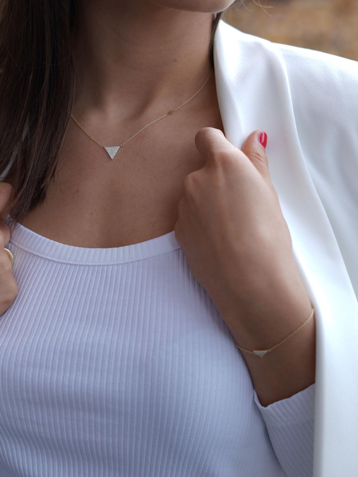 Halskette mit Anhänger aus echtem Gelbgold mit Zirkonia an Damendekollete - Amelie | Skintype