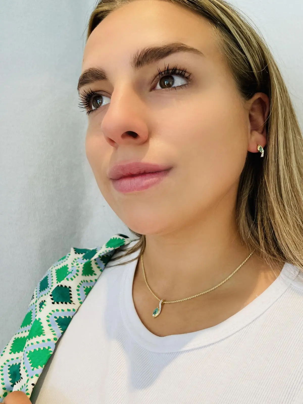 Eunundi | Anhänger aus echtem Gelbgold mit Smaragd & Diamant | Ansicht 4