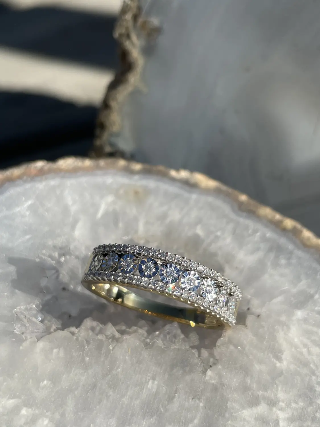 Damenring aus echtem Gelbgold mit Diamanten auf Marmor - Our Diana | Stilleben