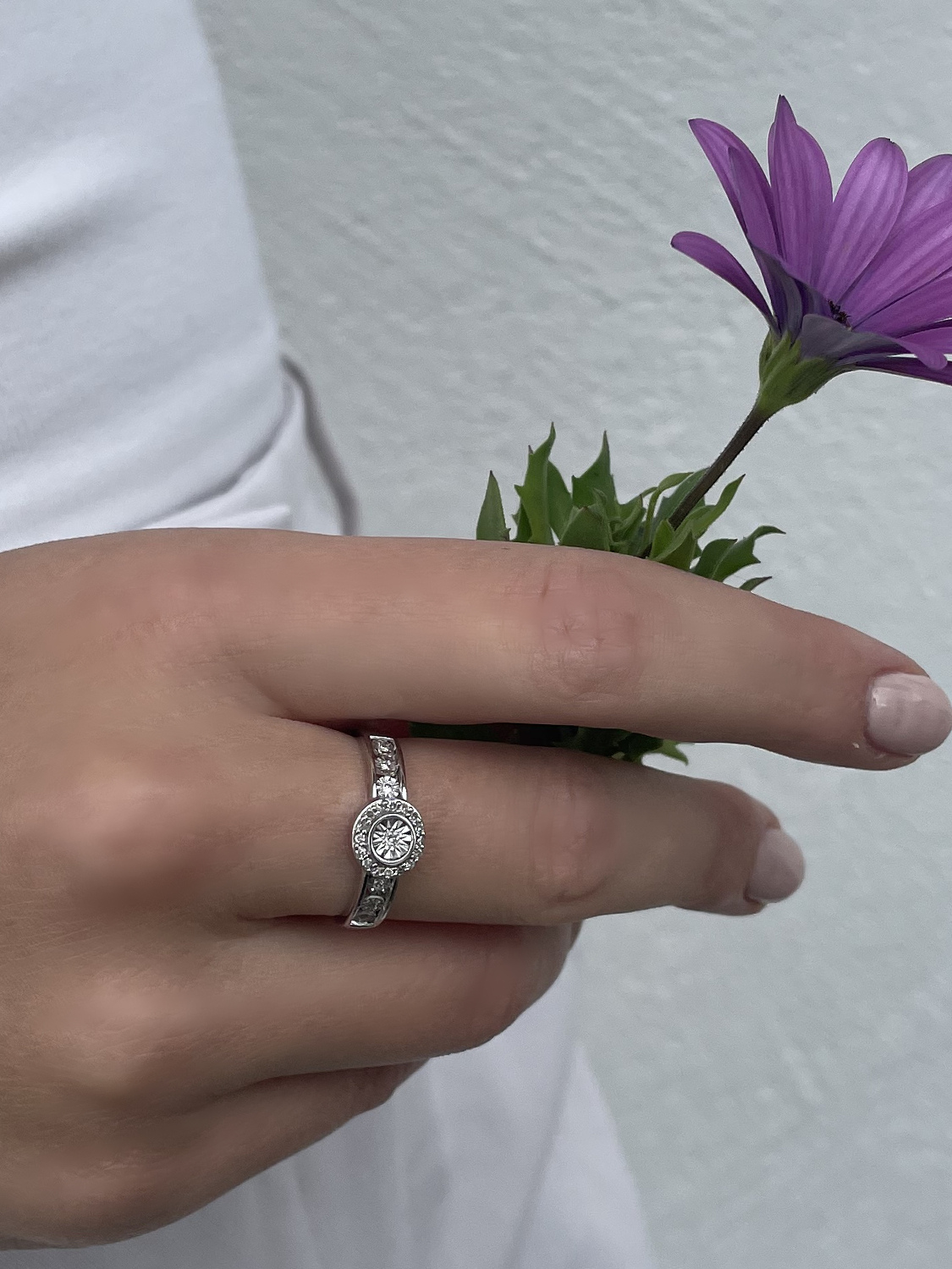 Ring aus echtem Weißgold mit Diamant an Damenhand - Jana | Skintype