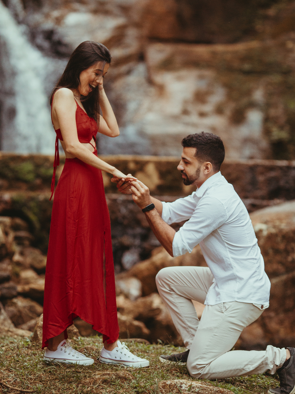 Mann macht Frau einen Hochzeitsantrag und gibt ihr einen Verlobungsring - Momente des Schenkes | Emotionsbild
