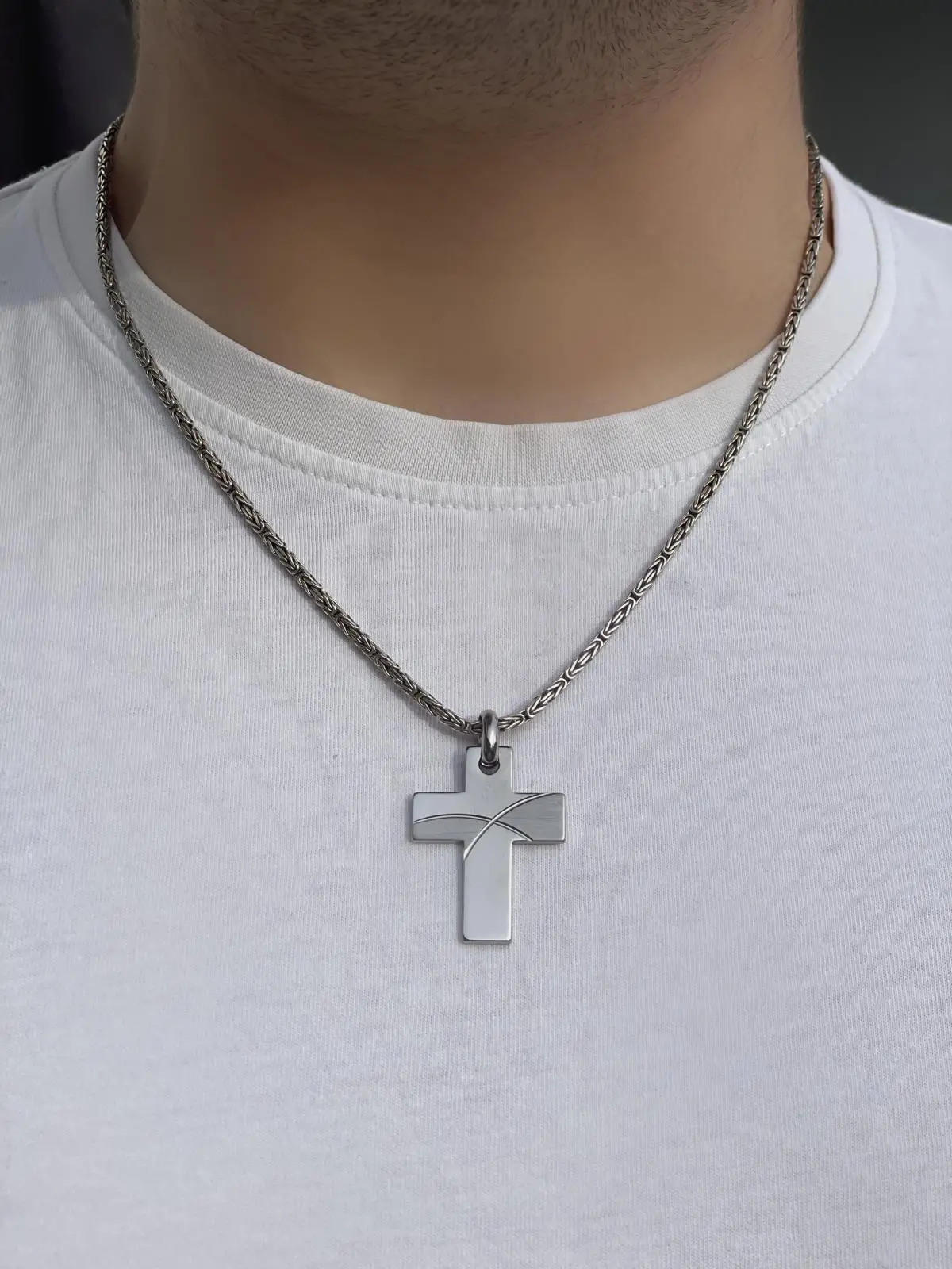 Anhänger für Herren aus echtem Sterlingsilber an Dekollete - Our Lord | Skintype