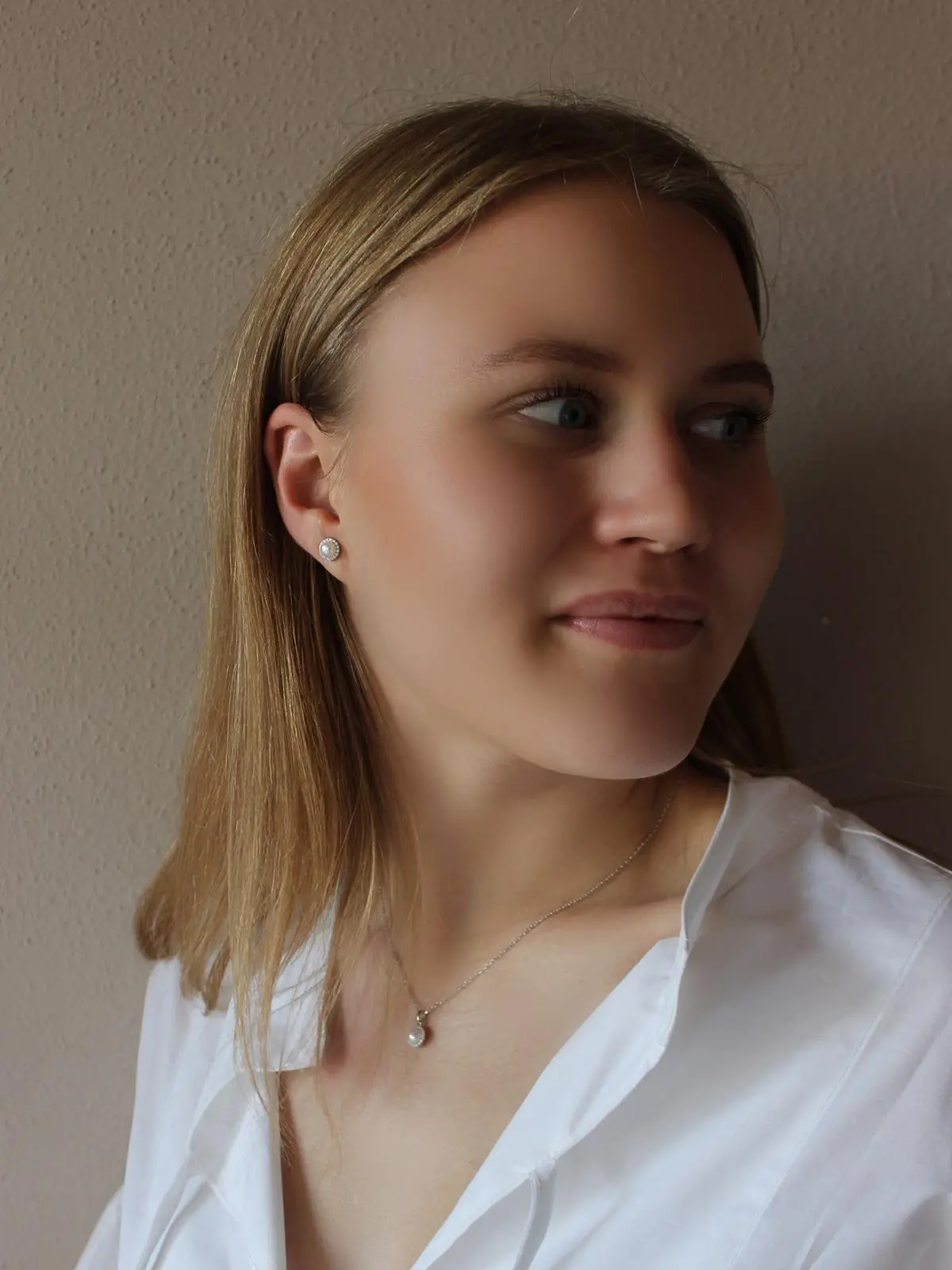 Damenohrringe aus echtem Sterlingsilber mit Süßwasserperle an Damenohr - Alessa | Skintype