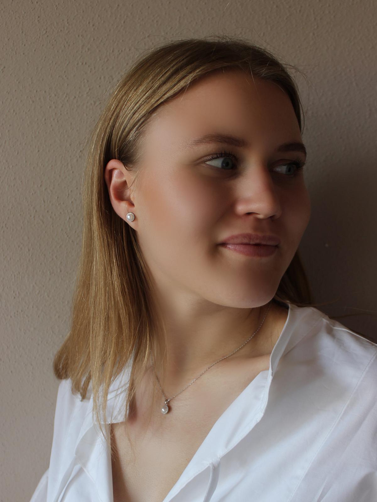 Damenohrringe aus echtem Sterlingsilber mit Süßwasserperle an Damenohr - Alessa | Skintype
