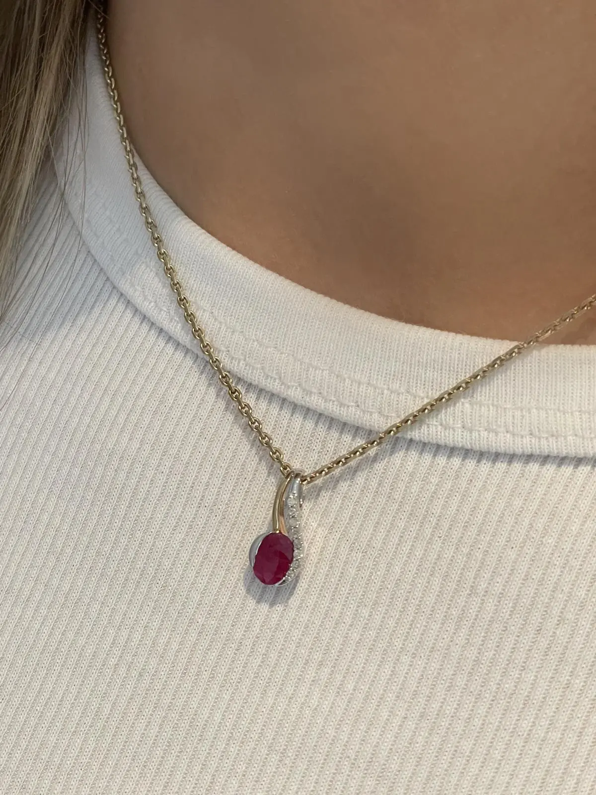 Maia | Anhänger aus echtem Gelbgold mit Rubin & Zirkonia | Ansicht 3